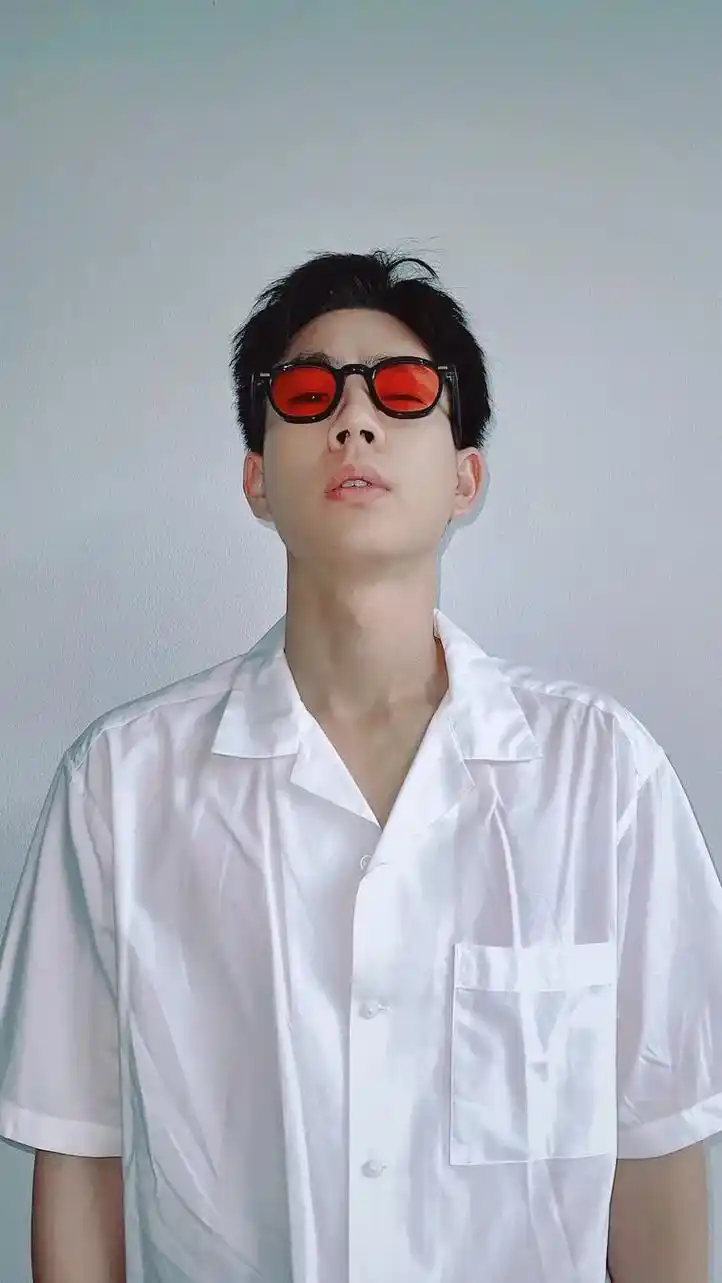 有没有和我一样喜欢大爷戴眼镜的 #offgun #关钟鹏 # - 抖音