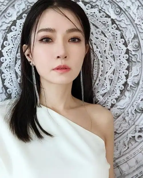 谢金燕大开m字腿展现酷辣气场大长腿超吸睛