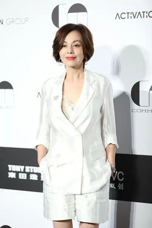 雪姨王琳老了反而更温柔穿白色西装配短裤优雅又休闲