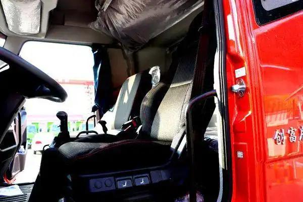 驾驶室整体布局优化 实拍一汽解放j6l创富版2.0载货车|卡车之友网
