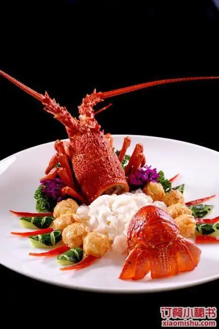 澳洲大龙虾的菜品购买的时候,尽量挑鲜活的,澳洲龙虾有深红色的,还有