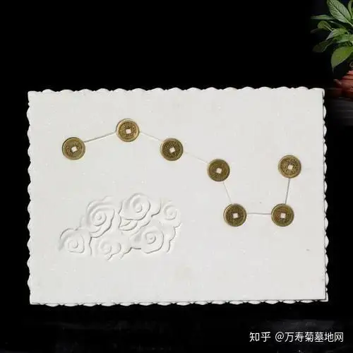 二,丧葬习俗中的"北斗七星"1,拜灵送灯:是指在出殡前一晚,由唢呐师傅