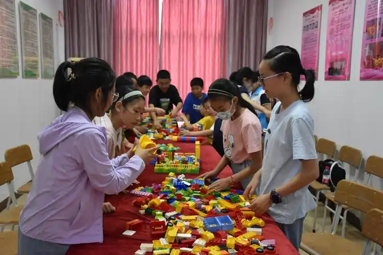 北仑区春晓成校三山假日学校开展创意乐高搭建活动