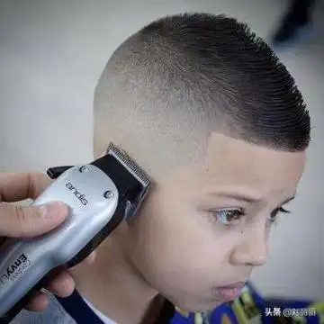 发型是改善人们形象的好方法.大人小孩都会定期去发廊理发.