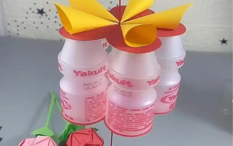 小朋友一起用瓶子做漂亮的新年灯笼吧#新年手工 #废物利用 #灯笼手工