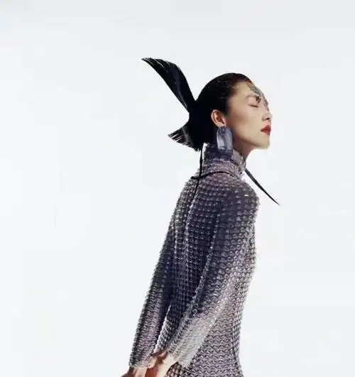 刘雯真是国模骄傲霸气登上美版芭莎裙子开叉到肚脐身材好性感