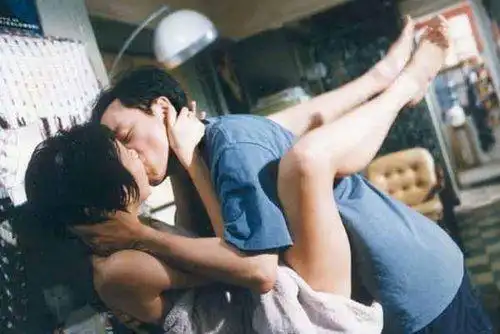 莫文蔚张国荣曾拍三级片 曝床照女方痛到哭有网友在微博晒出一张