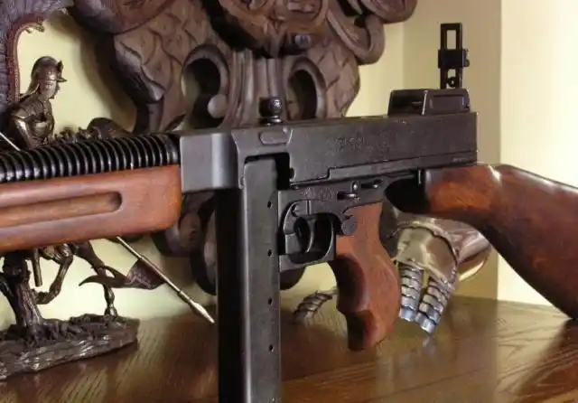 汤姆逊冲锋枪美国黑帮的必备神器上个世纪的火力之王