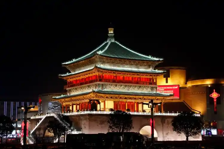 所以称之为钟楼,现在钟楼可以称作是西安的地标性建筑,到西安哪能不登