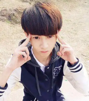 蘑菇头时尚的男生蘑菇头发型不仅显帅气而且修颜感超好的, 蓬松短发从