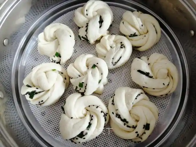 香葱芝麻花卷的做法步骤_海之韵美食记_美食天下