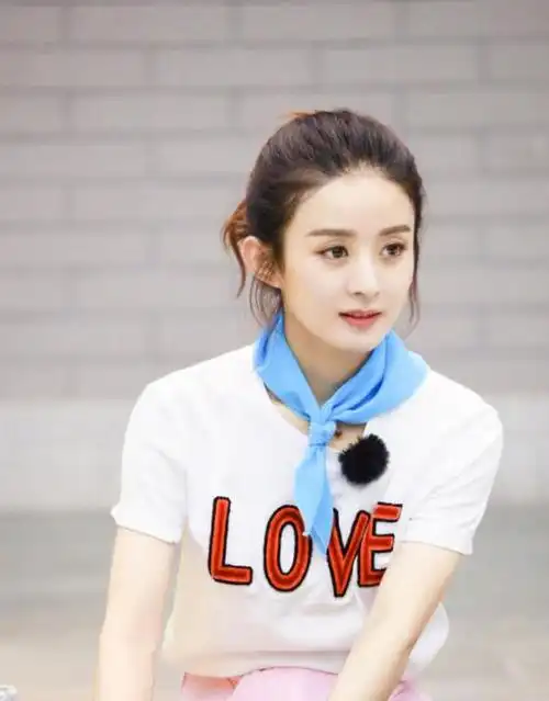 有一种丝巾叫赵丽颖的丝巾,像红领巾一样系,可爱还显脖长!