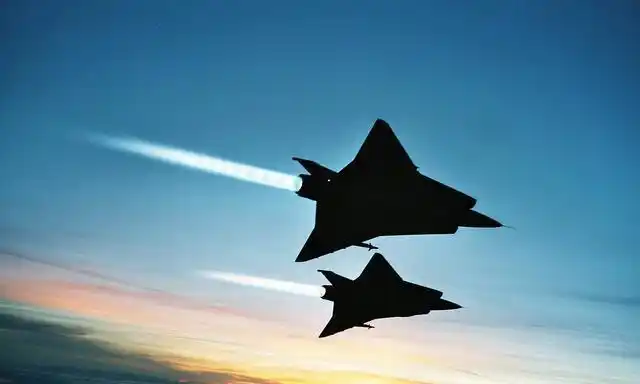 想不到北欧一小国的双三角翼战斗机居然能做眼镜蛇机动