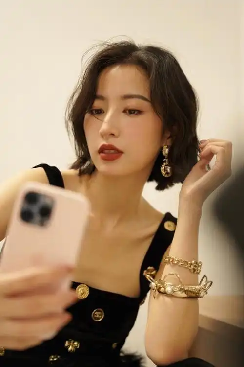 周雨彤"平板身材"却好高级,吊带裙 短发时髦娇俏,纯欲风满满|裙子