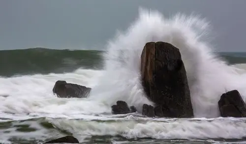 日月湾的礁石海浪 - 美篇