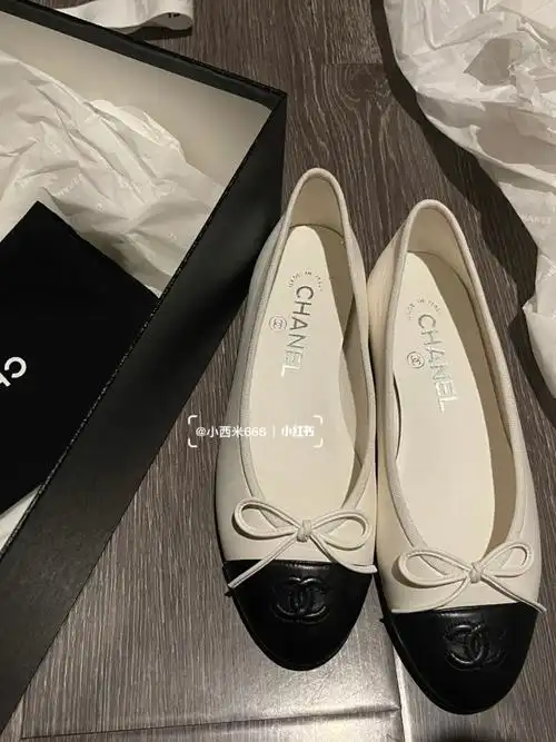 香奈儿全皮黑白平底鞋