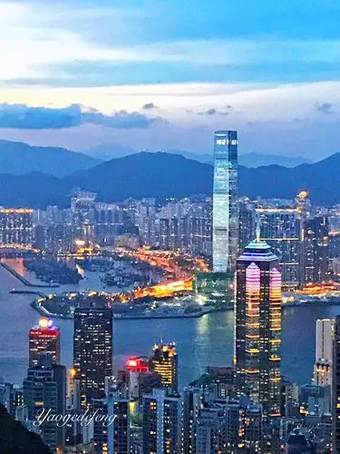 一幢幢天拄般的高楼犹如仙女婷婷屹立在香港的中心