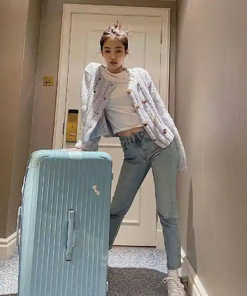 原创人间香奈儿jennie爆近照针织衫配皮裤真不是一般人能驾驭