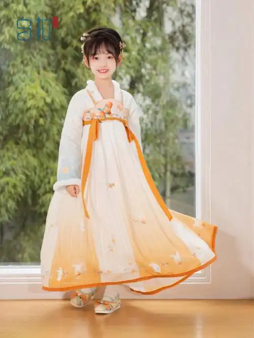 上新石榴花般明媚的齐胸襦裙