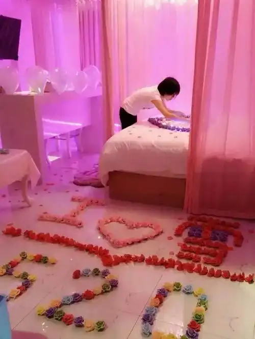 酒店员工一起帮忙布置,可以说是非常浪漫了