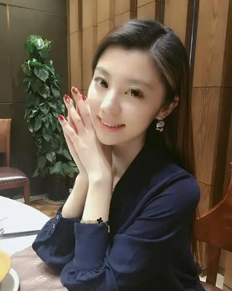 你以为王牌女郎"费费"只是主持人?这个身份却很少有人知道