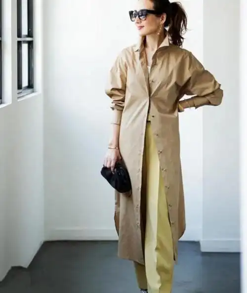 长款衬衣采用衬衫版型,长度延伸到小腿部位,既保留衬衫笔挺利落且干练
