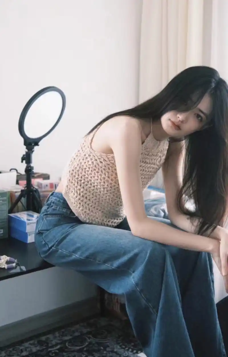 徐璐晒生活照气质忧郁,用头发遮着脸看起来没精神,她近期露面次数比较