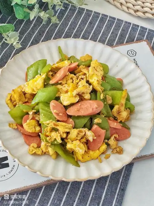 快手简单家常菜之青椒火腿炒鸡蛋