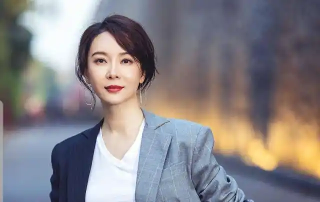 42岁陈数戴古董珠宝出镜,风姿绰约气场十足,成中年女演员标杆?