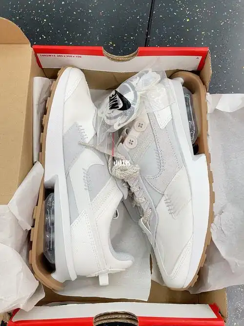 耐克白色巫毒娃娃气垫鞋