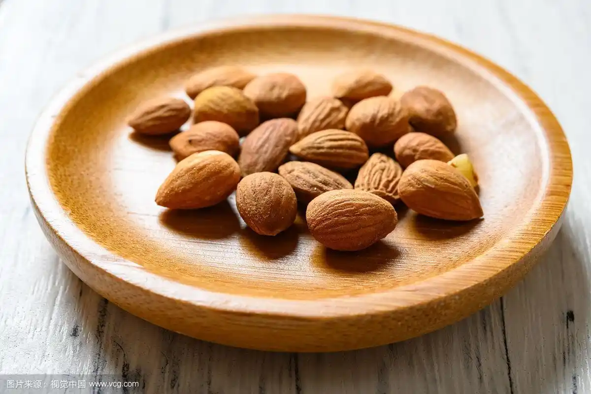 影棚拍摄中药桃仁特写