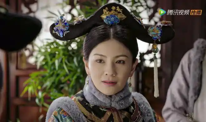 从嫔到贵妃如懿传里的苏绿筠换了6种旗头有衣架还有钿子