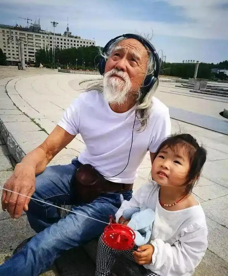 gif创作人# 85岁的王德顺与79岁的老伴儿,两人甜蜜吃一根冰棍好有爱