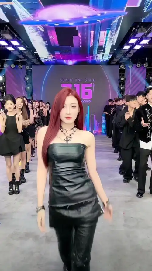 小伊伊出场太飒了吧