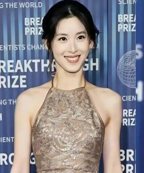 值得一提的是,拉近镜头的章泽天,似乎面相发生了极大的