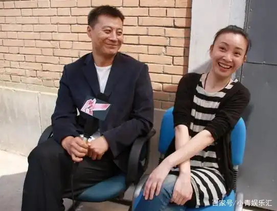 他的妻子叫做黄蕾,也是个演员,据说她的家庭是非常低调的名门望族