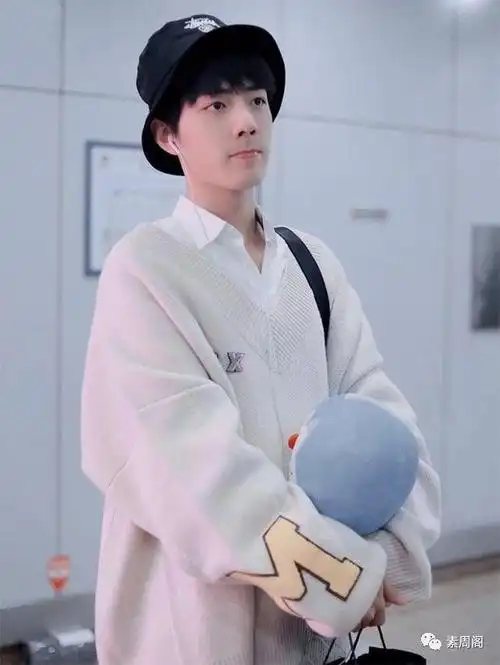 肖战穿条纹款毛衣也太可爱了,这清新感让人心动