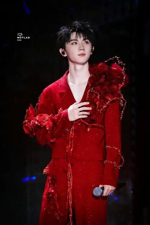 马嘉祺这组红衣造型好惊艳,带刺的红玫瑰,绝美|马嘉祺|红玫瑰|彩虹