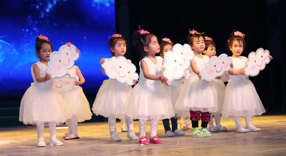 热烈祝贺望江县小太阳名仕苑幼儿园2018年六一儿童节文艺演出圆满成功