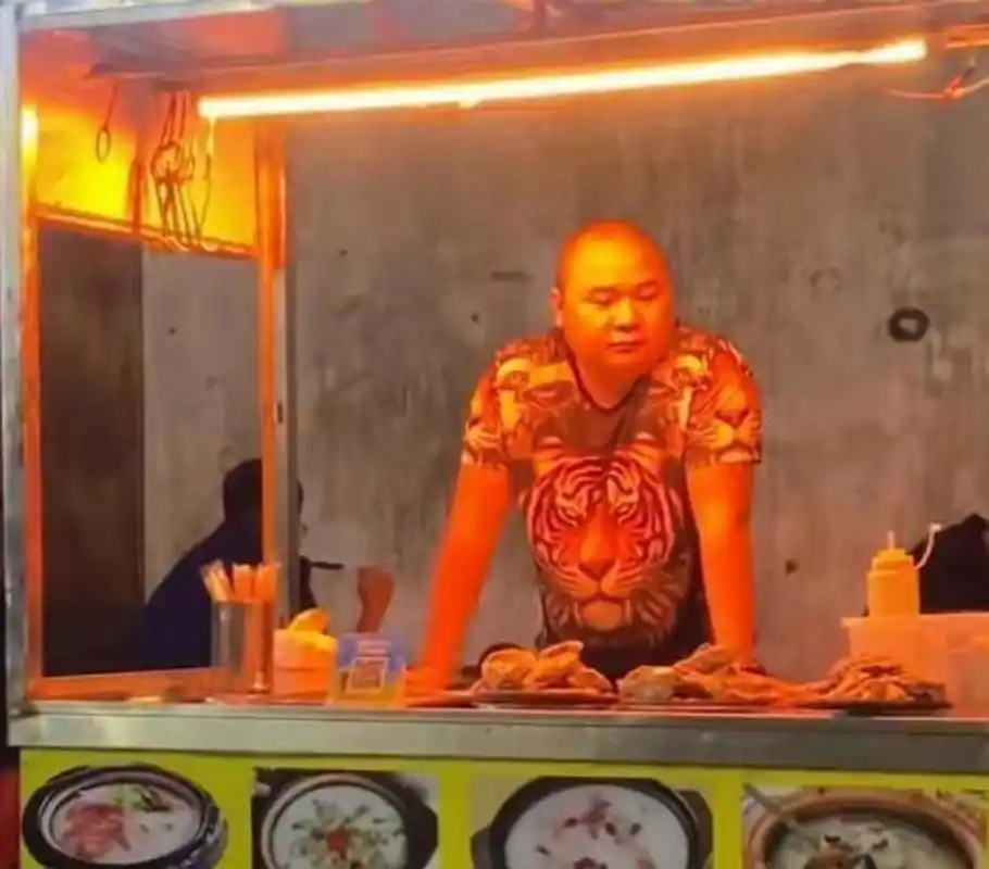 昆山龙哥卖肥肠粥,谁敢去买?