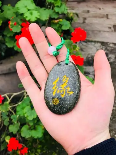 吴老师的石刻作品,一个"缘"字十分精美有韵味,左下角是属于他自己的