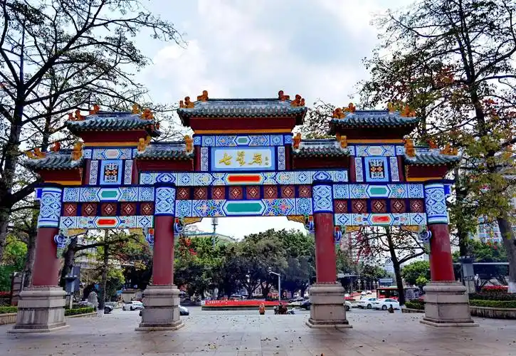 在肇庆七星岩牌坊广场西侧的紫荆西堤停车场,刚把车停好,就有一位举着