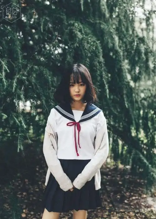 很喜欢这张照片啊,背影杀,水手服,波波头,小皮鞋和齐膝袜.