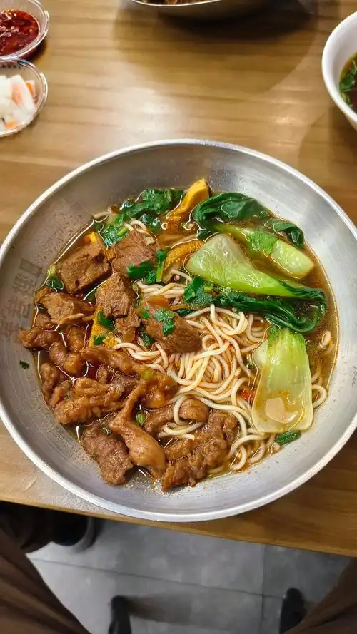 一碗热腾腾的牛肉面