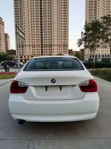 老款宝马3系给人的感觉依旧很运动