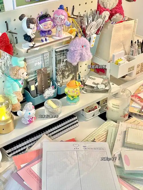 晚间书桌日常白色ins风书桌布置一角