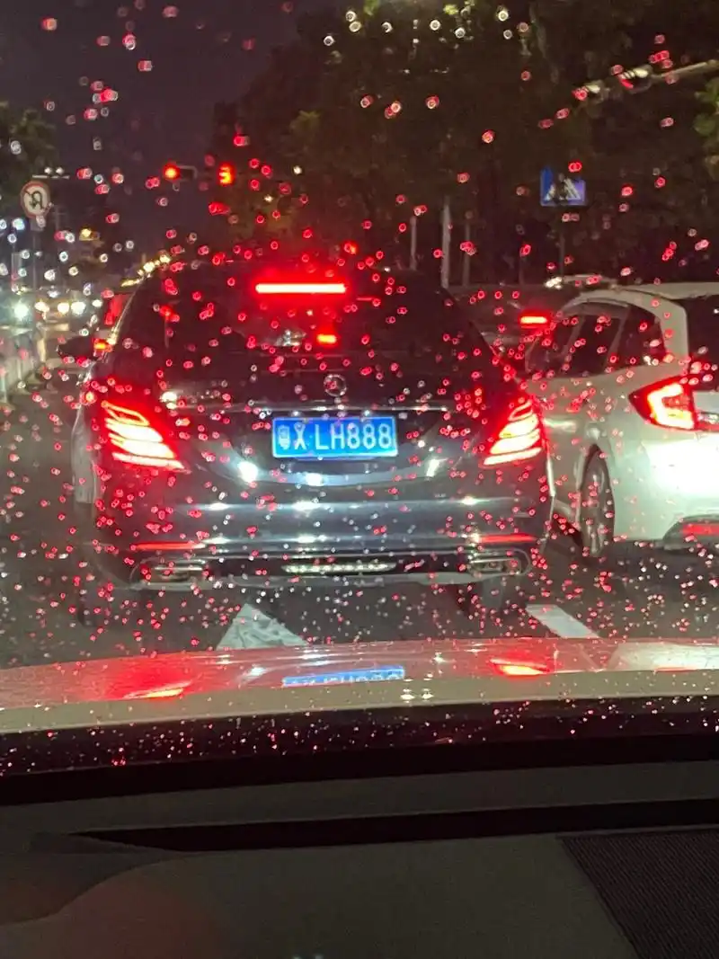 雨夜的车窗外.喜欢下雨的夜里,一个人坐在车里,安安静静的享受 - 抖音