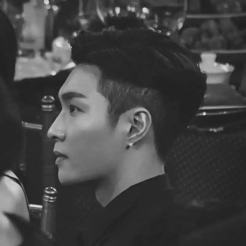 来感受张艺兴这棱角分明的侧脸!迷人的眉骨!高耸挺拔的鼻梁!