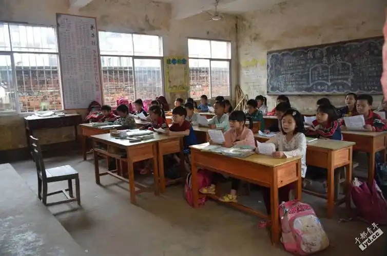 人数越来越少,一个年级就一个班,一个班顶多20多个人,有的学校更少人