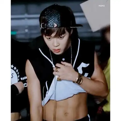 放图(部分图片截自b站视频"防弹的身体部位合集") 2013全员腹肌 6.30